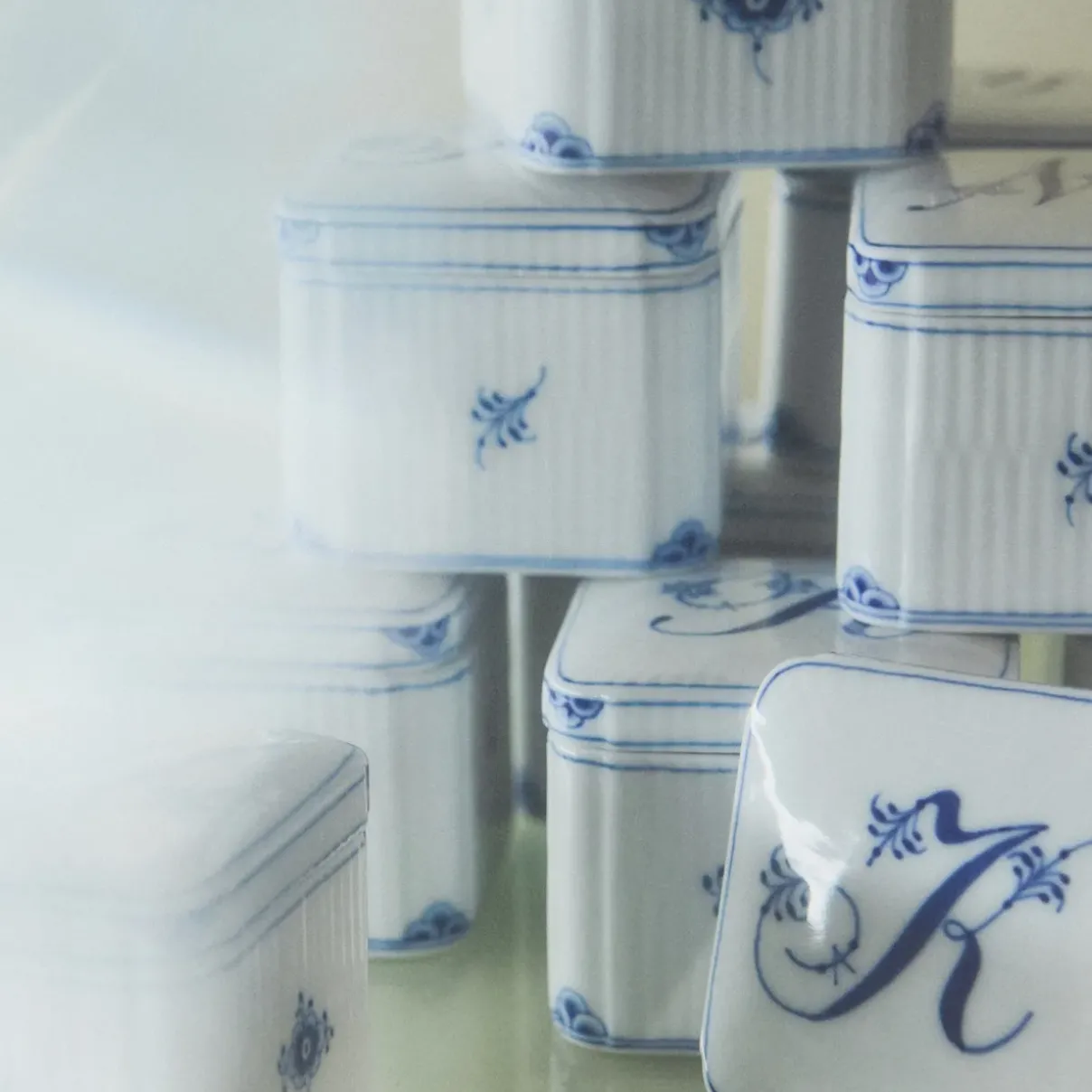 Royal Copenhagen Alfabet Kollektion|Opbevaringskrukker*Alfabet Kollektion firkantet bonbonniere, , 13 cl H