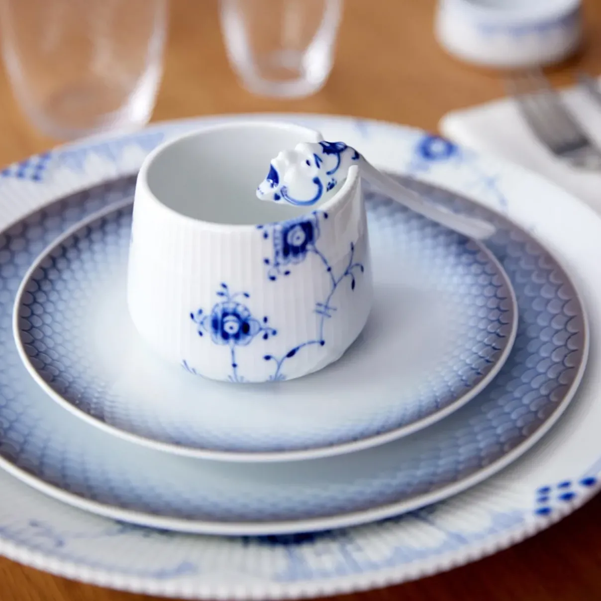 Royal Copenhagen Eksklusive Steldele|Blå Elements*Blå Elements sukkerskål med ske, 8 cm