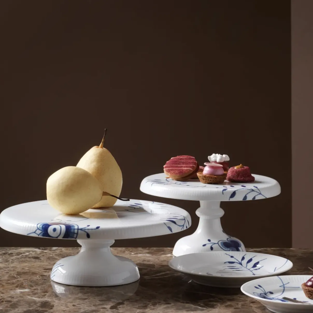 Royal Copenhagen Blå Mega Riflet|Kageopsats*Blå Mega Riflet fad på fod, 23 cm