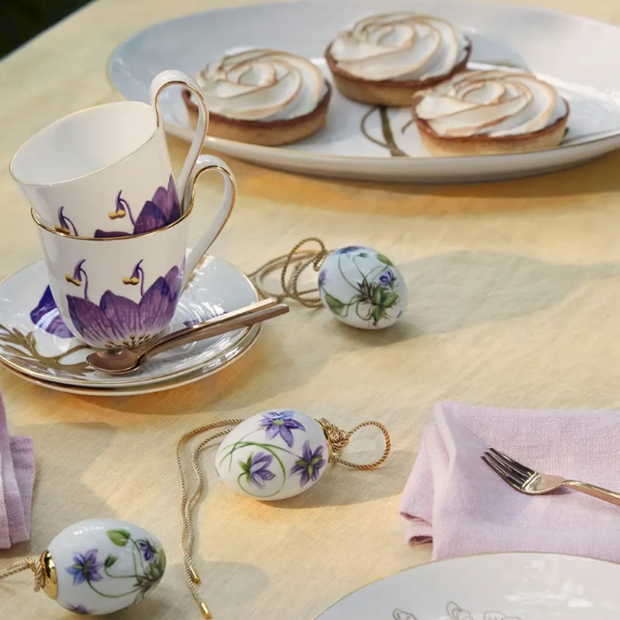 Royal Copenhagen Flora|Kaffekopper*Flora højhankskop og underkop, , 27 cl Stedmoderblomst
