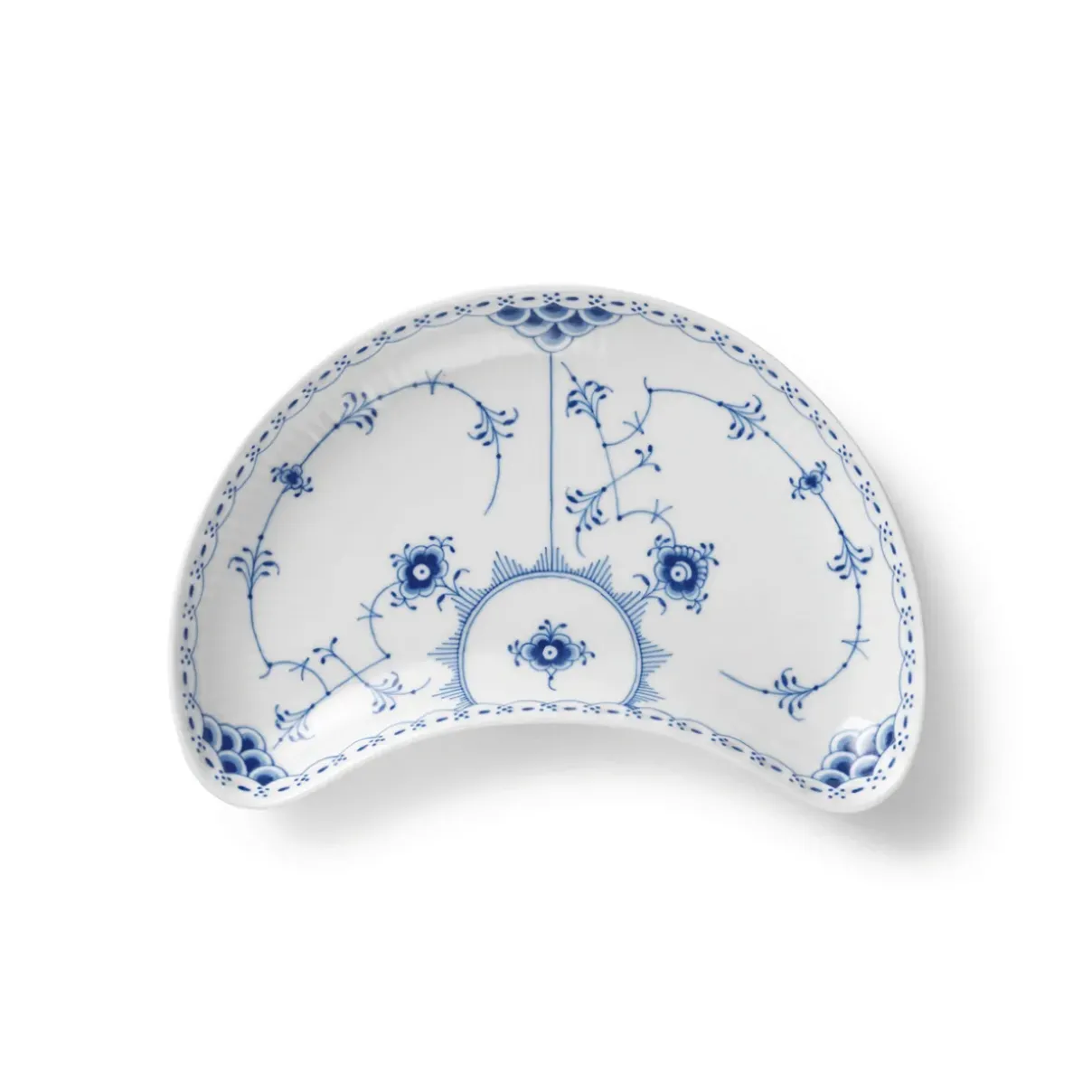Royal Copenhagen Musselmalet Halvblonde|Fade*Musselmalet Halvblonde halvmåneformet fad, 22 cm