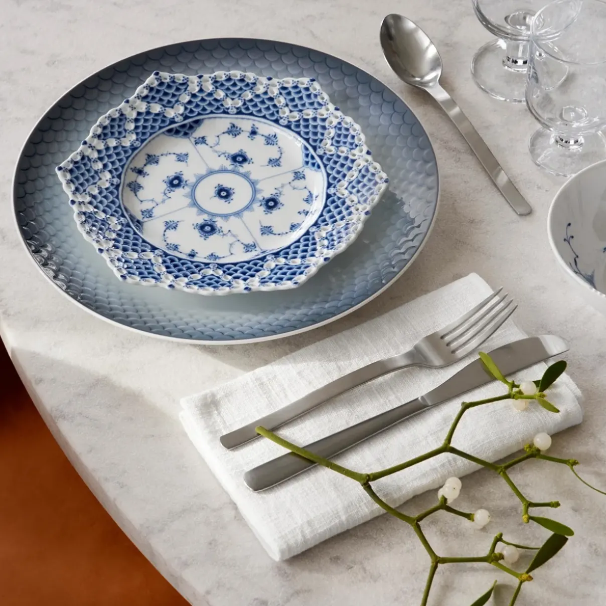 Royal Copenhagen Eksklusive Steldele|Musselmalet Helblonde*Musselmalet Helblonde tallerken med gennemskåret kant, 21 cm