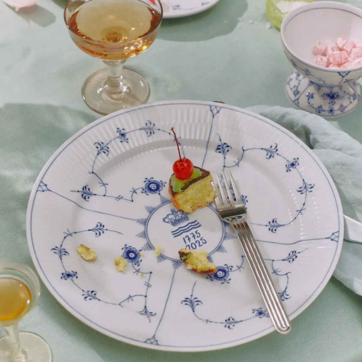 Royal Copenhagen Eksklusive Steldele|Musselmalet Riflet*Musselmalet Riflet jubilæumstallerken, Limited Edition, 27 cm