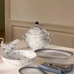 Royal Copenhagen Eksklusive Steldele|Musselmalet Riflet*Musselmalet Riflet saucekande, 37 cl