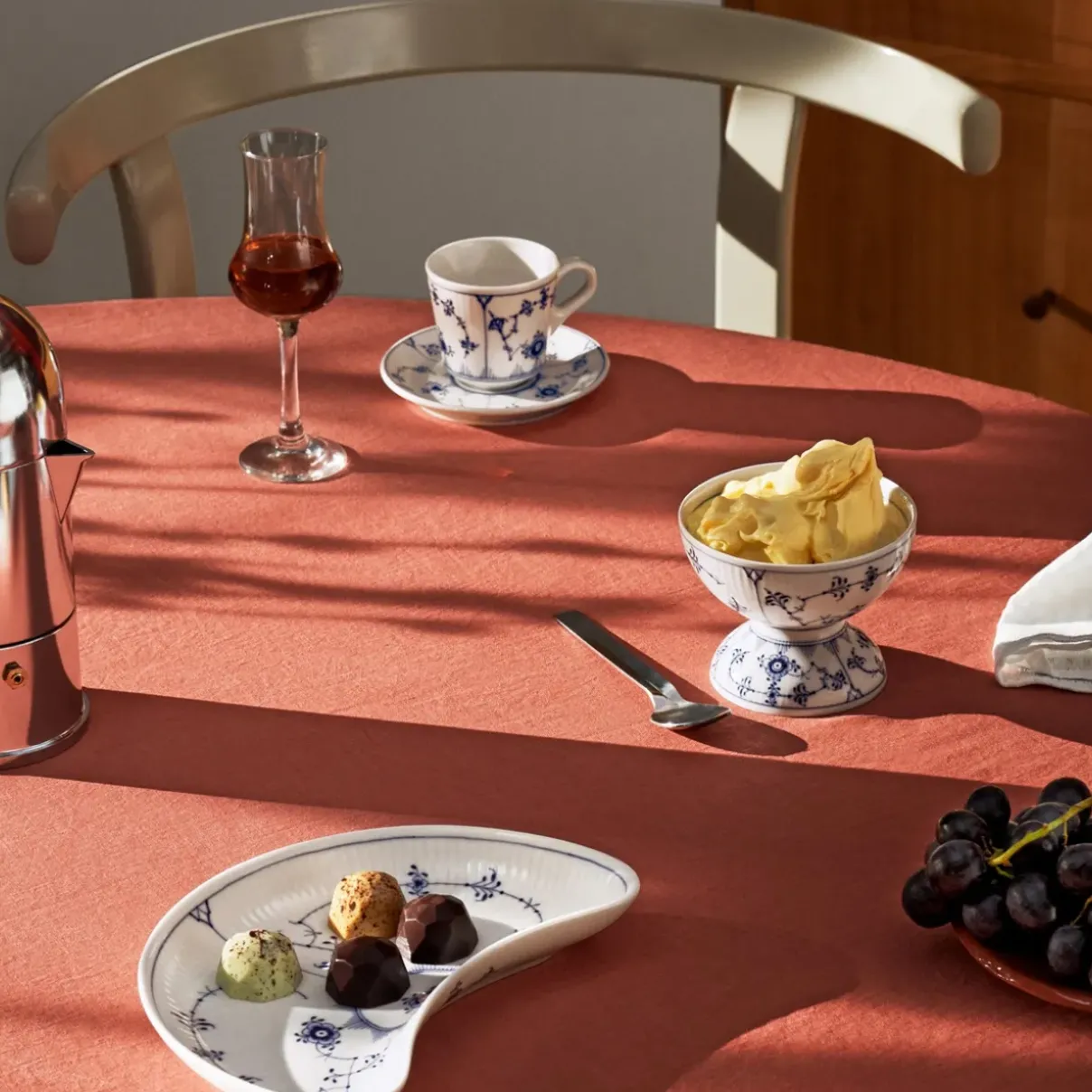 Royal Copenhagen Eksklusive Steldele|Musselmalet Riflet*Musselmalet Riflet skål på fod, 19 cl