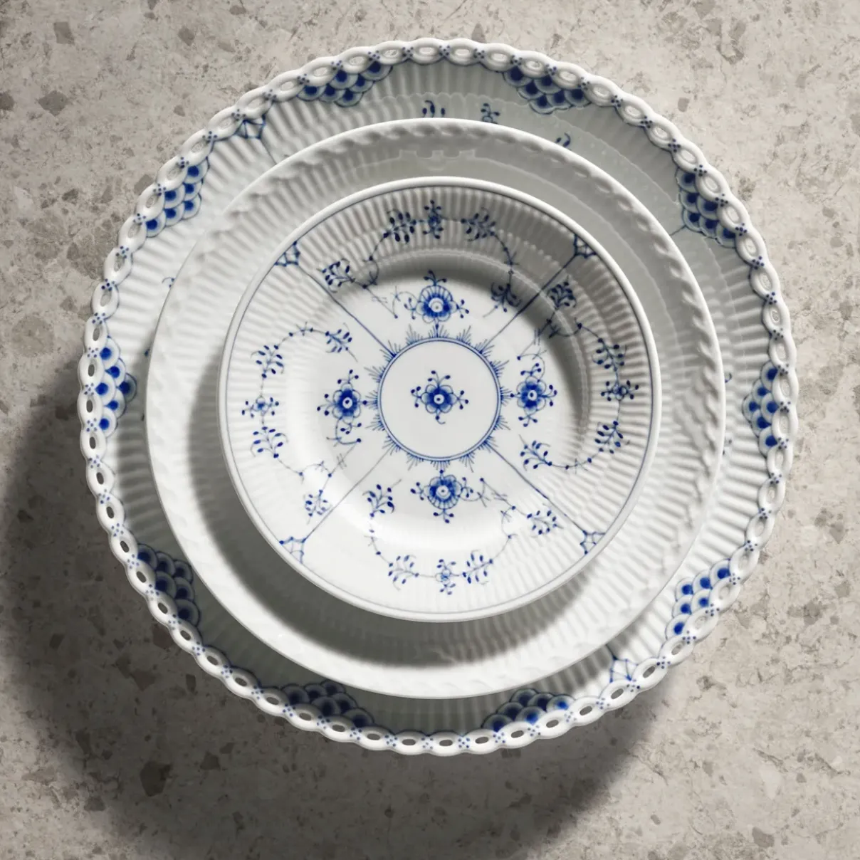 Royal Copenhagen Eksklusive Steldele|Musselmalet Riflet*Musselmalet Riflet tallerken, 17 cm