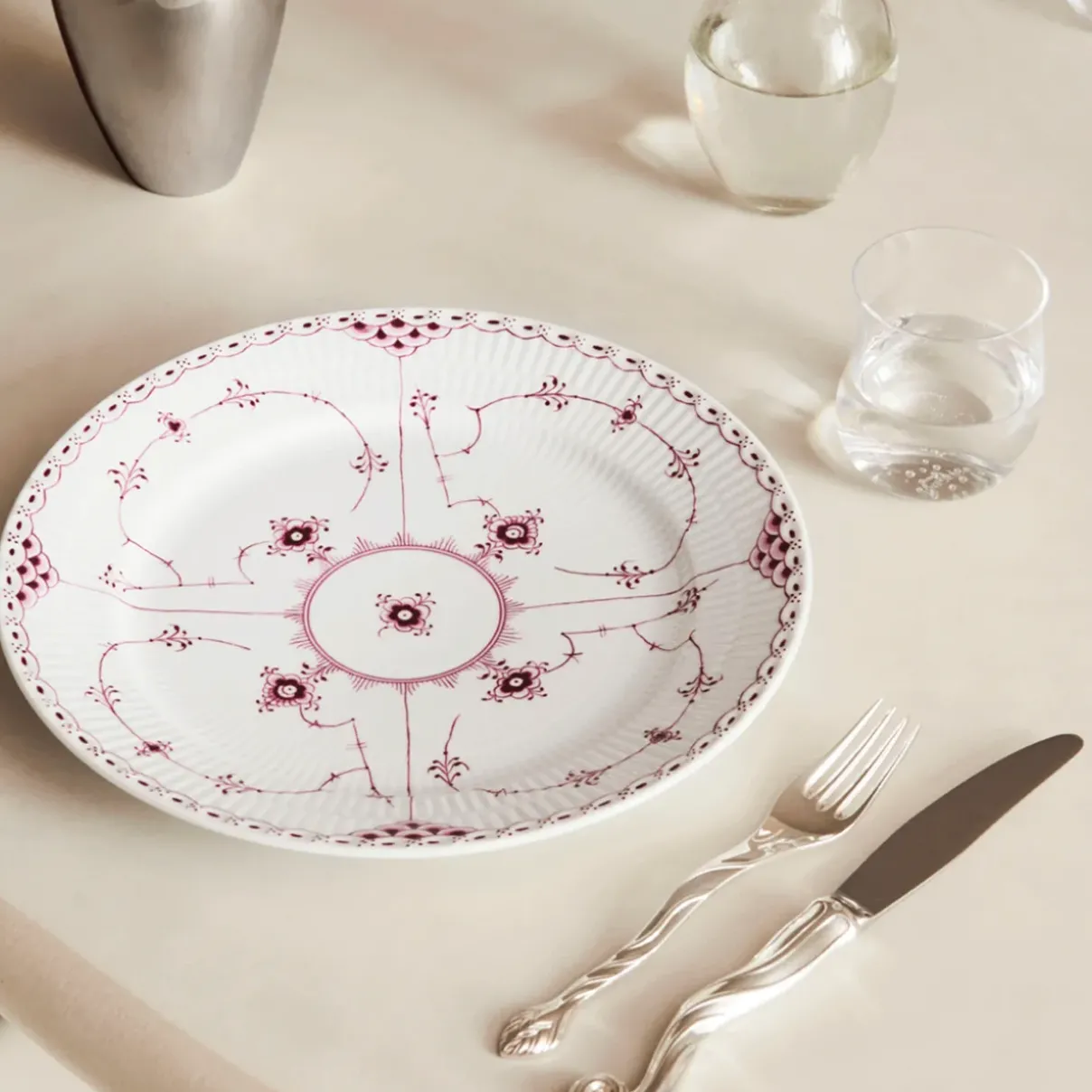 Royal Copenhagen Eksklusive Steldele|Purpur Musselmalet Halvblonde*Purpur Musselmalet Halvblonde tallerken, 27 cm