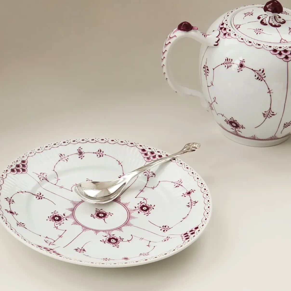 Royal Copenhagen Eksklusive Steldele|Purpur Musselmalet Halvblonde*Purpur Musselmalet Halvblonde tallerken, 22 cm