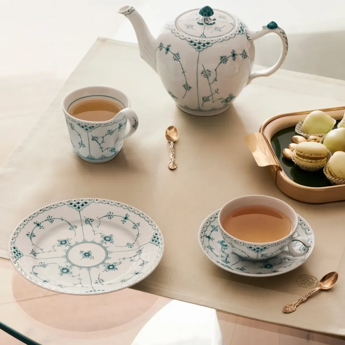 Royal Copenhagen Eksklusive Steldele|Smaragd Musselmalet Halvblonde*Smaragd Musselmalet Halvblonde højhankskop, 33cl