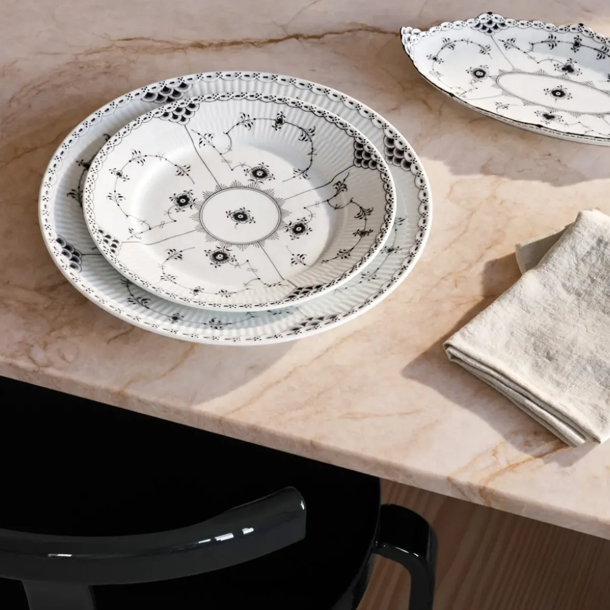 Royal Copenhagen Eksklusive Steldele|Sort Musselmalet Halvblonde*Sort Musselmalet Halvblonde tallerken, 22 cm