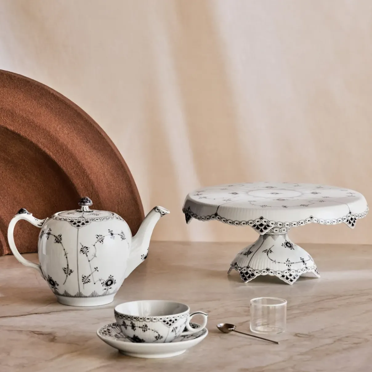 Royal Copenhagen Eksklusive Steldele|Sort Musselmalet Halvblonde*Sort Musselmalet Halvblonde fad på fod, 31 cm