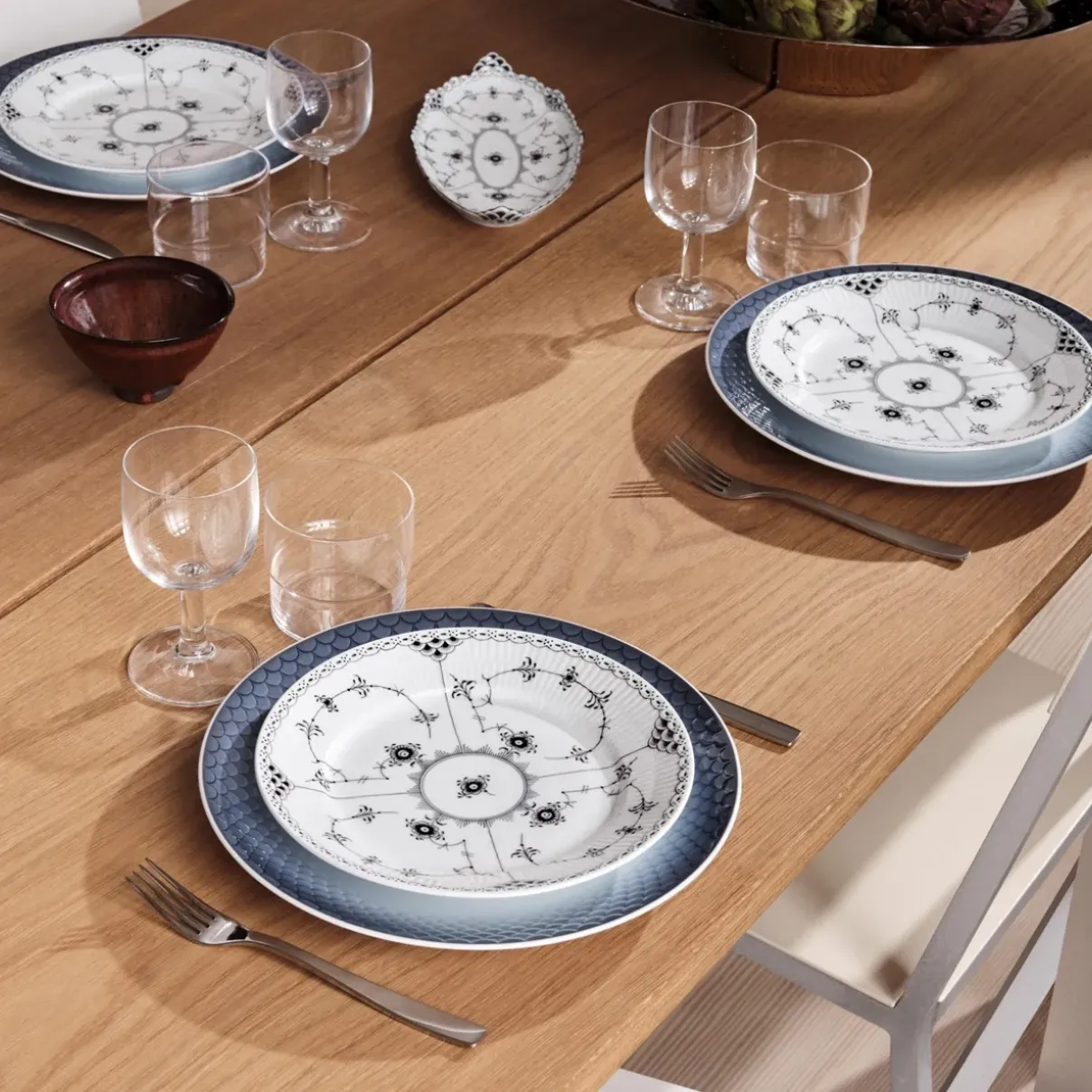 Royal Copenhagen Eksklusive Steldele|Sort Musselmalet Halvblonde*Sort Musselmalet Halvblonde asiet, 24,5 cm