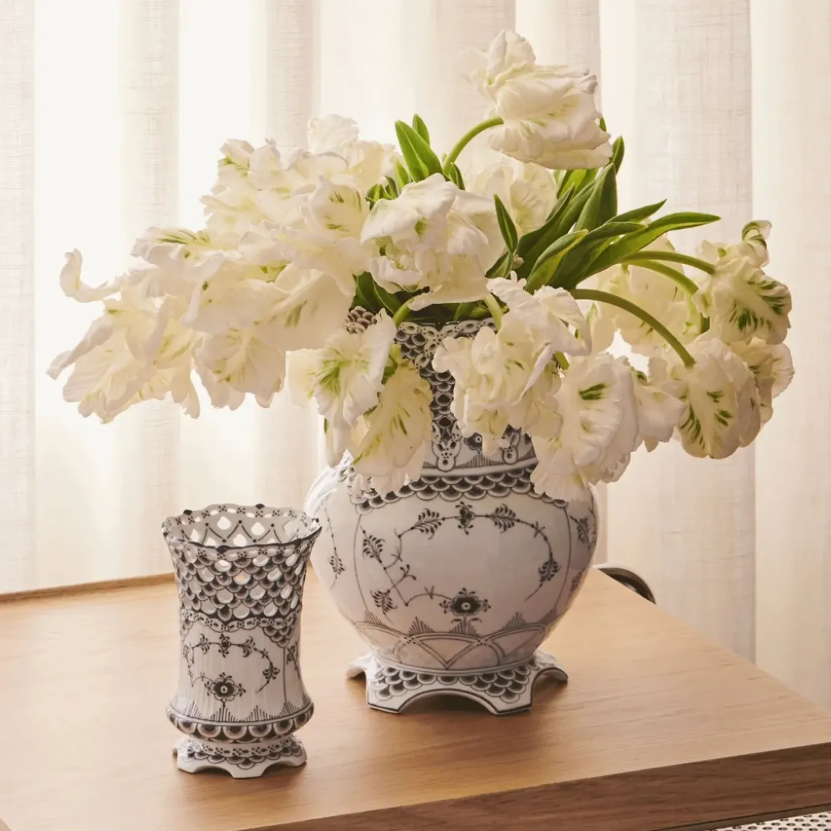 Royal Copenhagen Eksklusive Steldele|Sort Musselmalet Helblonde*Sort Musselmalet Helblonde vase, 11 cm