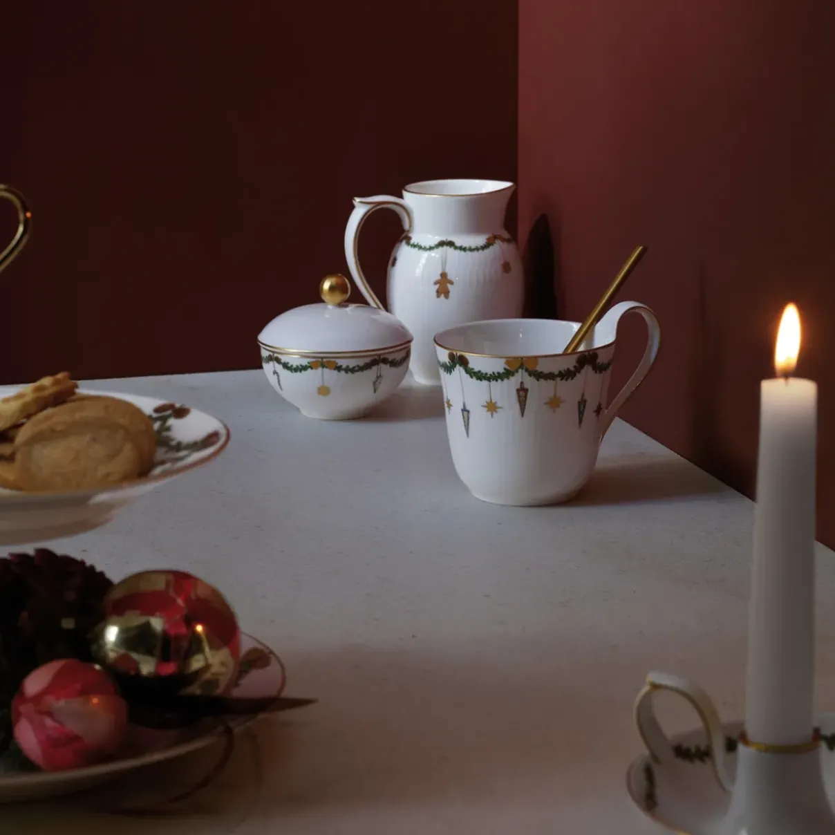 Royal Copenhagen Stjerne Riflet Jul|Julepynt*Stjerne Riflet Jul sukkerskål med låg, 15 cl